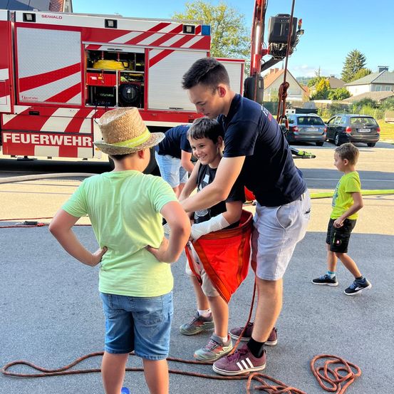 Bild enthält, Boy, Child, Male, Person, Adult, Man, Clothing, Shorts, Vehicle, Car