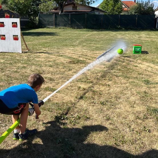 Bild enthält, Boy, Child, Male, Person, Extinguishing Fire, Fire