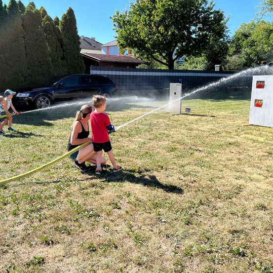 Bild enthält, Person, Car, Transportation, Vehicle, Sword, Weapon, Fire, Clothing, Shorts