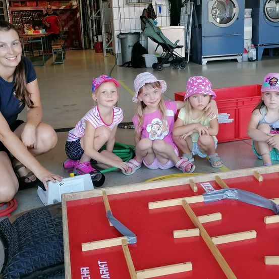 Bild enthält, Person, Photography, Portrait, Hat, Cap, Shorts, Baseball Cap, Child, Female, Girl