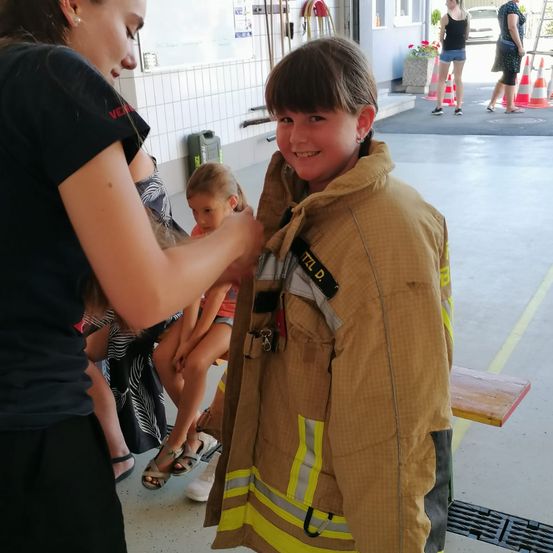 Bild enthält, Boy, Child, Male, Person, Clothing, Shorts, Head, Face, Coat, Portrait