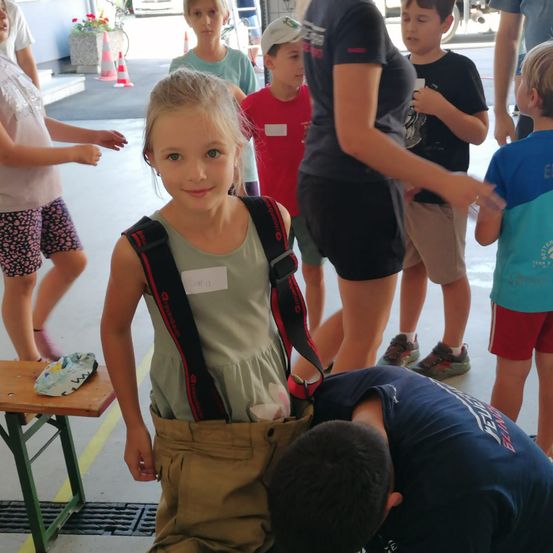 Bild enthält, Shorts, Person, Photography, Portrait, T-Shirt, Pants, Shoe, Boy, Child, Male