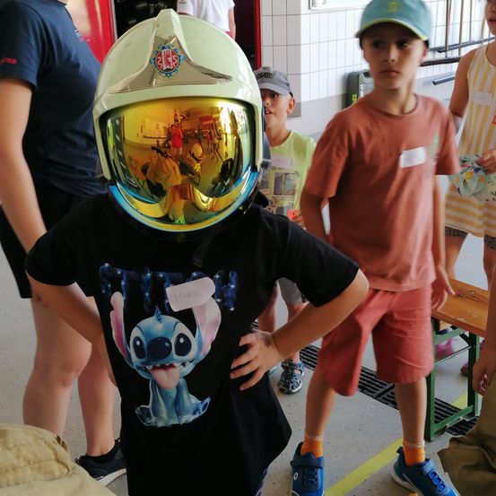 Bild enthält, T-Shirt, Helmet, Shorts, Person, Photography, Portrait, Adult, Female, Woman, Child
