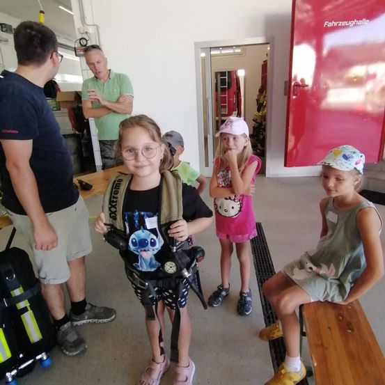 Bild enthält, Shorts, Person, Photography, Portrait, Shoe, Floor, Flooring, T-Shirt, Furniture, Table