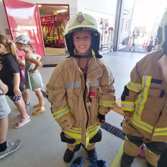 Bild enthält, Fireman, Person, Child, Female, Girl, Shorts, Head, Adult, Male, Man