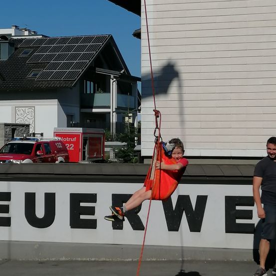 Bild enthält, Neighborhood, Outdoors, Shelter, Person, City, Street, Urban, Car, Vehicle, Potted Plant