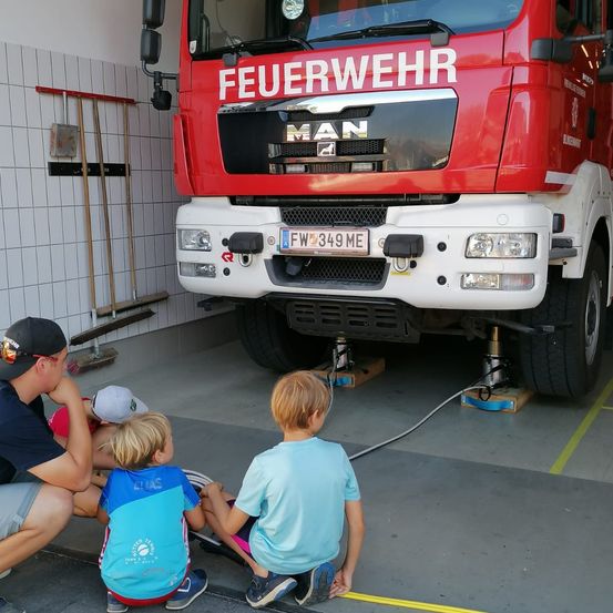 Bild enthält, Boy, Child, Male, Person, Bumper, Transportation, Vehicle, Clothing, Footwear, Shoe