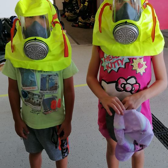 Bild enthält, Child, Female, Girl, Person, Clothing, Shorts, Gas Mask