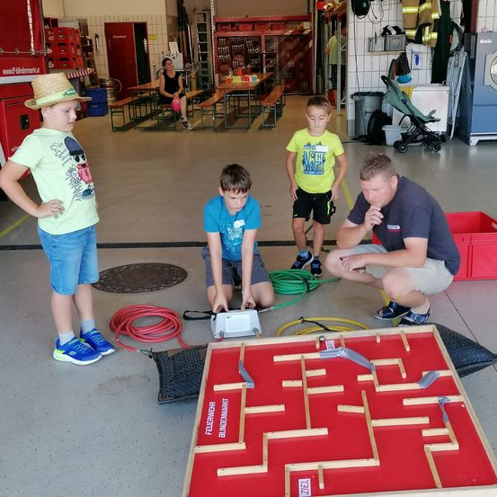 Bild enthält, Clothing, Shorts, Electrical Device, Washer, Boy, Child, Male, Person, Face, Head