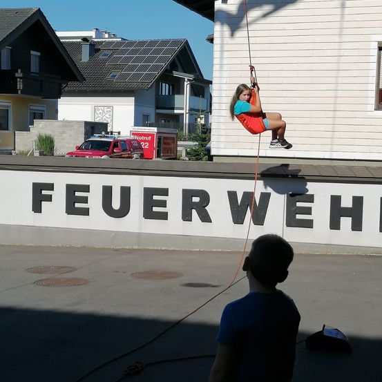 Bild enthält, Neighborhood, Shelter, Adult, Male, Man, Person, Child, Female, Girl, Potted Plant