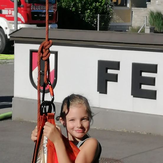 Bild enthält, Person, Photography, Portrait, City, Street, Urban, Potted Plant, Shelter, Child, Girl