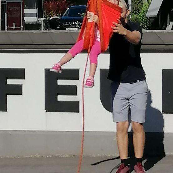 Bild enthält, Adult, Female, Person, Woman, Clothing, Shorts, Skipping Rope, Working Out, Mailbox