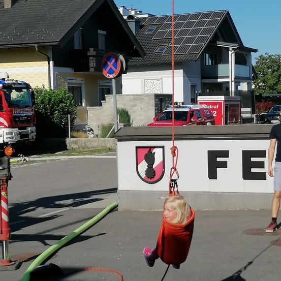 Bild enthält, Neighborhood, Shelter, City, Street, Urban, Potted Plant, Person, Portrait, Child, Girl