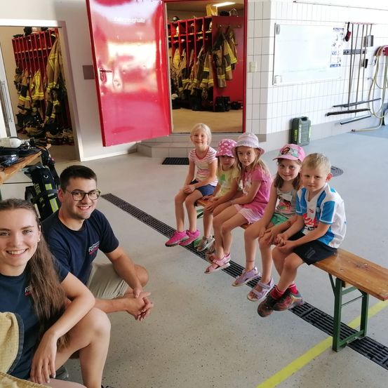 Bild enthält, People, Person, Child, Female, Girl, Boy, Male, Teen, Floor, Head