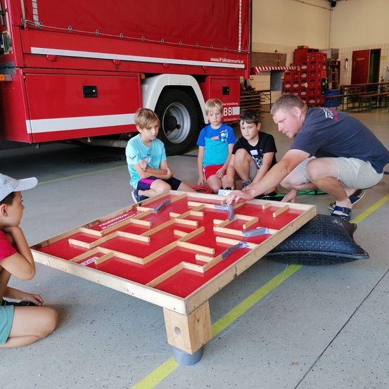 Bild enthält, Boy, Child, Male, Person, Clothing, Footwear, Shoe, People, Head, Face