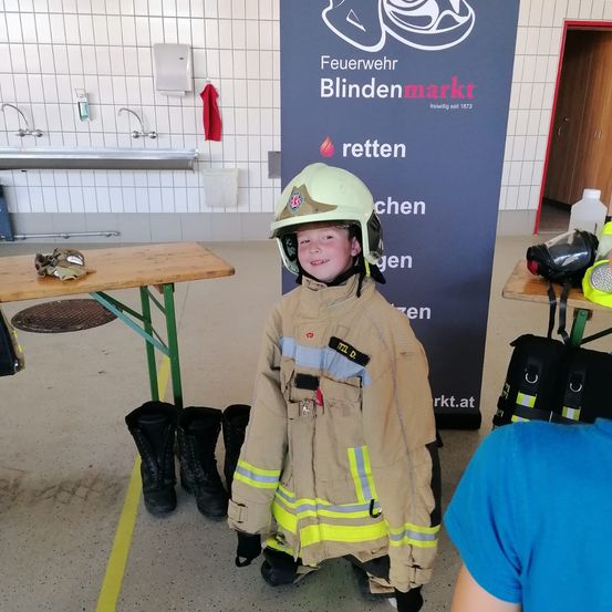 Bild enthält, Fireman, Person, Helmet, Clothing, Glove, Face, Head