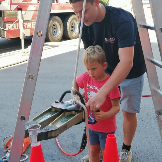Bild enthält, Shorts, Person, Photography, Portrait, City, Street, Boy, Child, Male, T-Shirt