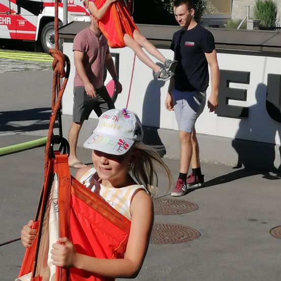 Bild enthält, Person, Photography, Portrait, City, Street, Urban, Shorts, Helmet, Baseball Cap, Hardhat