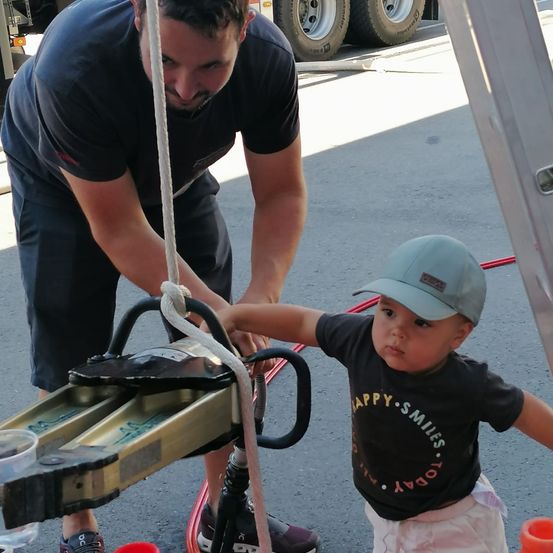 Bild enthält, Shorts, Person, Portrait, Baseball Cap, Hat, T-Shirt, Street, Adult, Male, Man