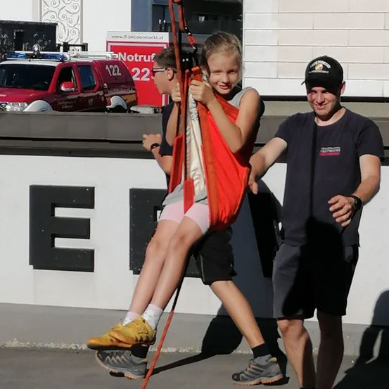 Bild enthält, Shorts, Shoe, Person, Photography, Portrait, Baseball Cap, City, Street, Adult, Man