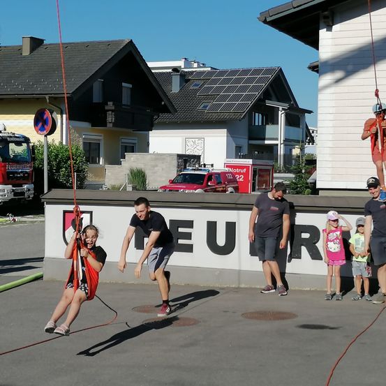 Bild enthält, Neighborhood, Helmet, Truck, Person, Adult, Male, Man, Sandal, Shoe, Car