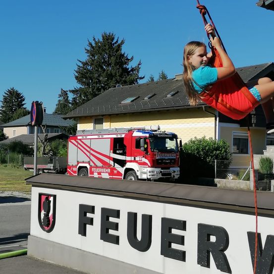 Bild enthält, Child, Female, Girl, Person, Transportation, Truck, Vehicle