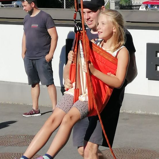 Bild enthält, Adult, Female, Person, Woman, Street, Shorts, Shoe, Portrait, Photobombing, People