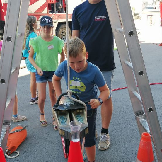 Bild enthält, Shorts, City, Street, Urban, T-Shirt, Person, Photography, Portrait, Shoe, Child