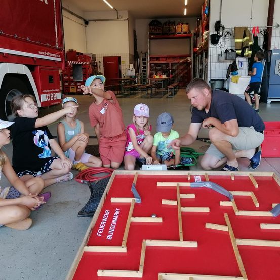 Bild enthält, Child, Female, Girl, Person, Washer, Adult, Male, Man, People, Portrait