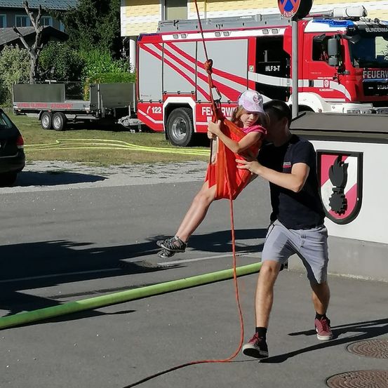 Bild enthält, Person, Clothing, Footwear, Shoe, Shorts, Skipping Rope, Working Out