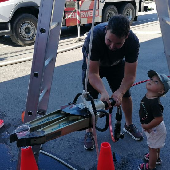 Bild enthält, Person, Adult, Male, Man, E-scooter, Transportation, Vehicle, Stretcher