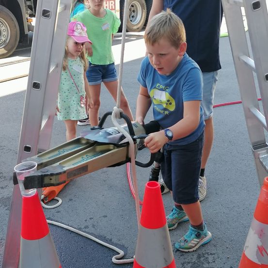 Bild enthält, Boy, Child, Male, Person, Female, Girl, Shorts, Street, Wristwatch, Head
