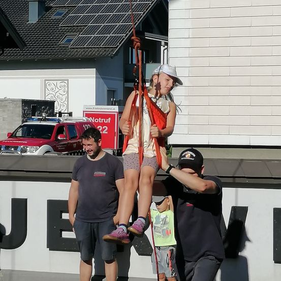 Bild enthält, Clothing, Shorts, Baseball Cap, Solar Panels, Boy, Child, Male, Person, Sword, Urban