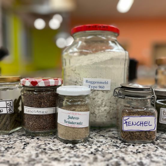 Bild enthält, Jar, Food, Grain, Produce