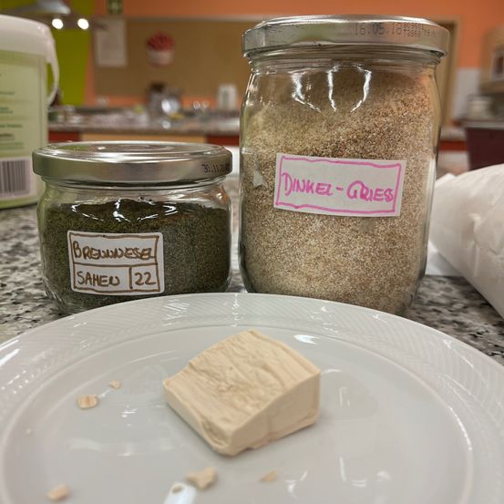 Bild enthält, Jar, Plate, Food