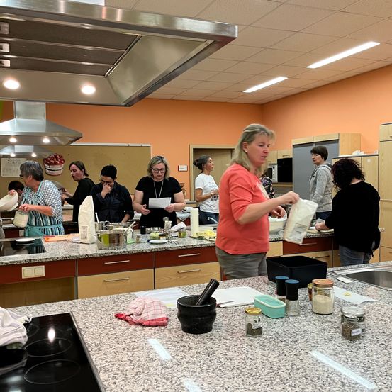 Bild enthält, Adult, Female, Person, Woman, Cafeteria, Indoors, Restaurant, Interior Design, Face, Laboratory