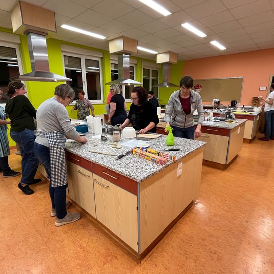 Bild enthält, Cafeteria, Restaurant, Floor, Flooring, Adult, Female, Person, Woman, Plywood, Wood