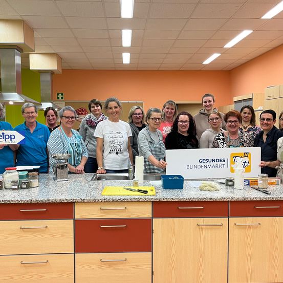 Bild enthält, Adult, Female, Person, Woman, Lab, People, Indoors, Table, Face, Laboratory