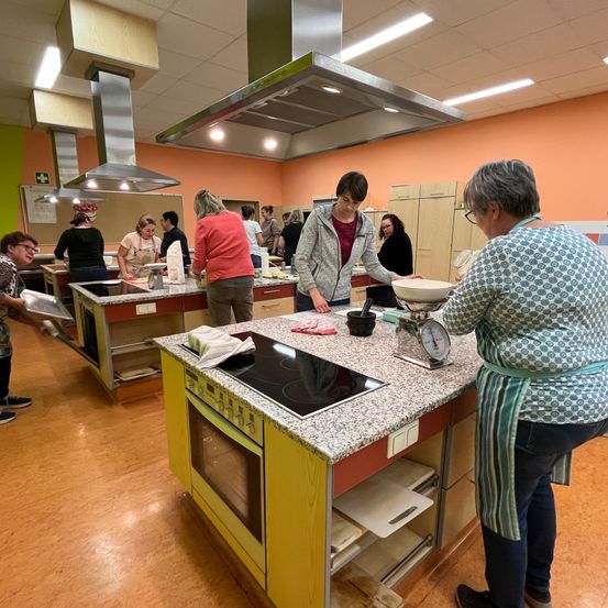 Bild enthält, Cafeteria, Indoors, Restaurant, Adult, Female, Person, Woman, Plywood, Wood, Man