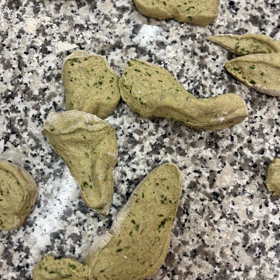 Bild enthält, Rock, Floor, Food, Food Presentation, Bread, Flooring, Sweets