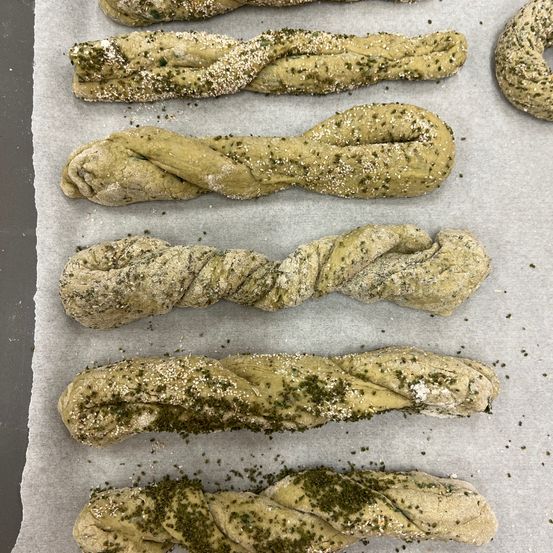 Bild enthält, Bread, Food, Clothing, Glove, Baguette, Animal, Reptile, Snake, Smoke Pipe