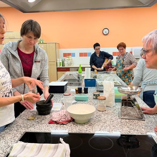 Bild enthält, Cafeteria, Restaurant, Meal, Adult, Male, Man, Person, Female, Woman, Face