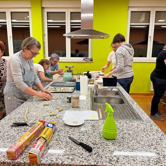 Bild enthält, Adult, Female, Person, Woman, Indoors, Interior Design, Restaurant, Kitchen, Cafeteria, Shoe