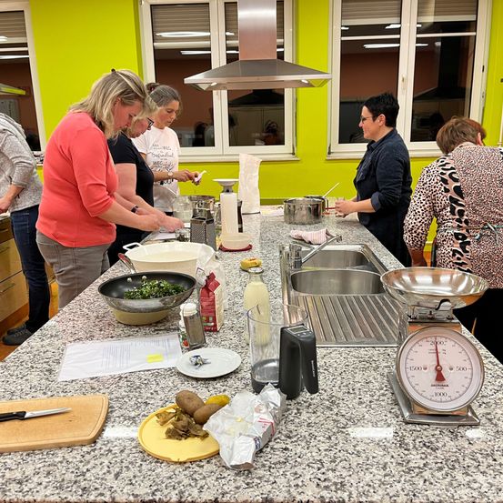 Bild enthält, Adult, Female, Person, Woman, Male, Man, Indoors, Restaurant, Cafeteria, Kitchen