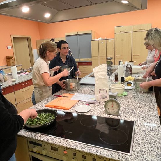 Bild enthält, Adult, Female, Person, Woman, Indoors, Kitchen, Male, Man, Meal, Face