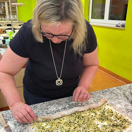 Bild enthält, Adult, Female, Person, Woman, Food Presentation, Face, Head, Finger, Floor, Necklace