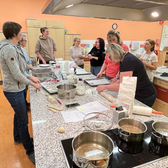 Bild enthält, Adult, Female, Person, Woman, Jeans, Food, Meal, Face, Stirring Food, Indoors