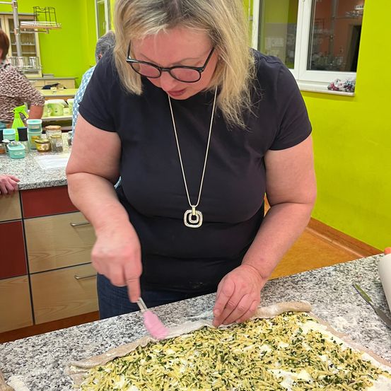 Bild enthält, Adult, Female, Person, Woman, Food Presentation, Face, Necklace, Cooking, Glasses, Weapon