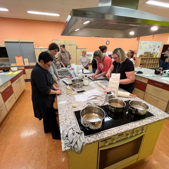 Bild enthält, Adult, Female, Person, Woman, Indoors, Male, Man, Kitchen, Interior Design, Face