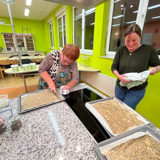 Bild enthält, Floor, Flooring, Adult, Female, Person, Woman, Shelf, Male, Man, Face